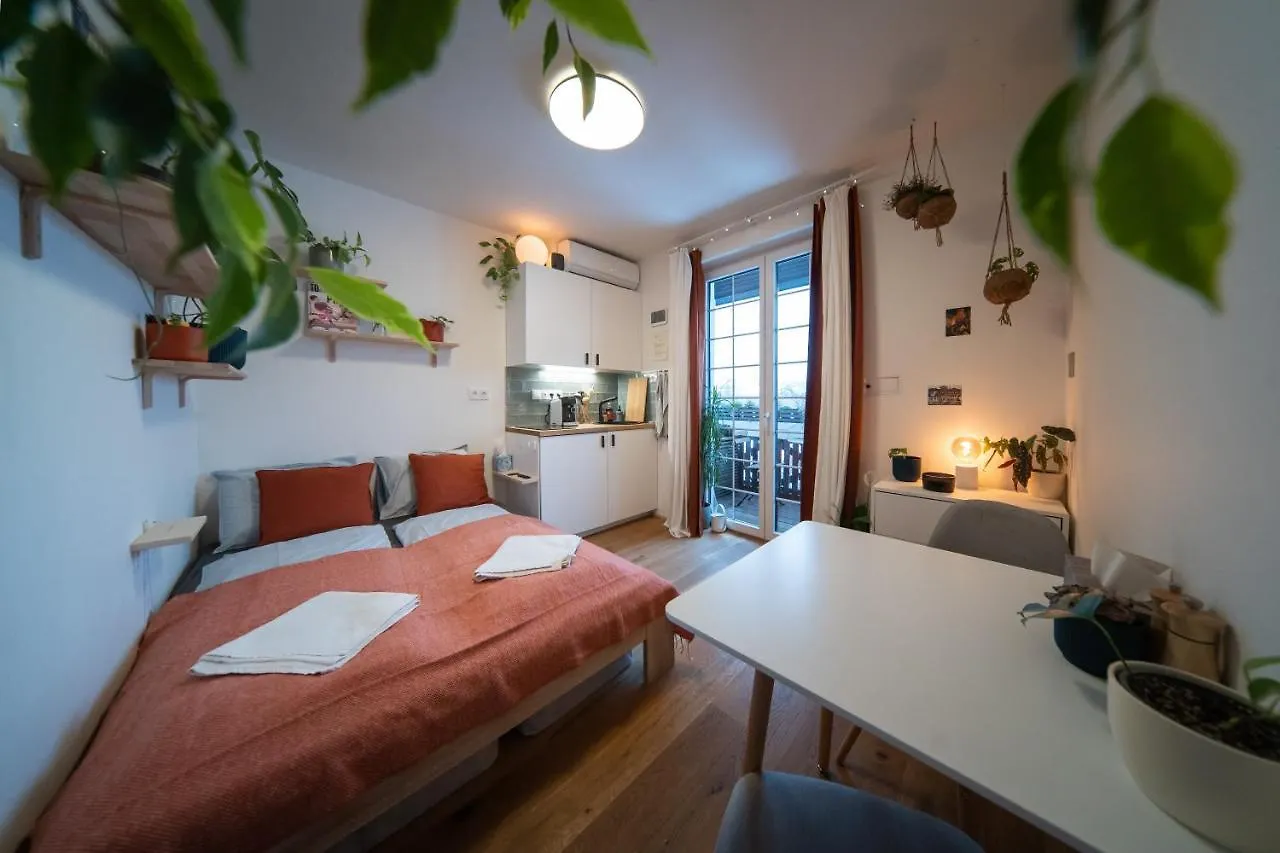 Maly Utulny Byt S Balkonem A Projektorem Prague