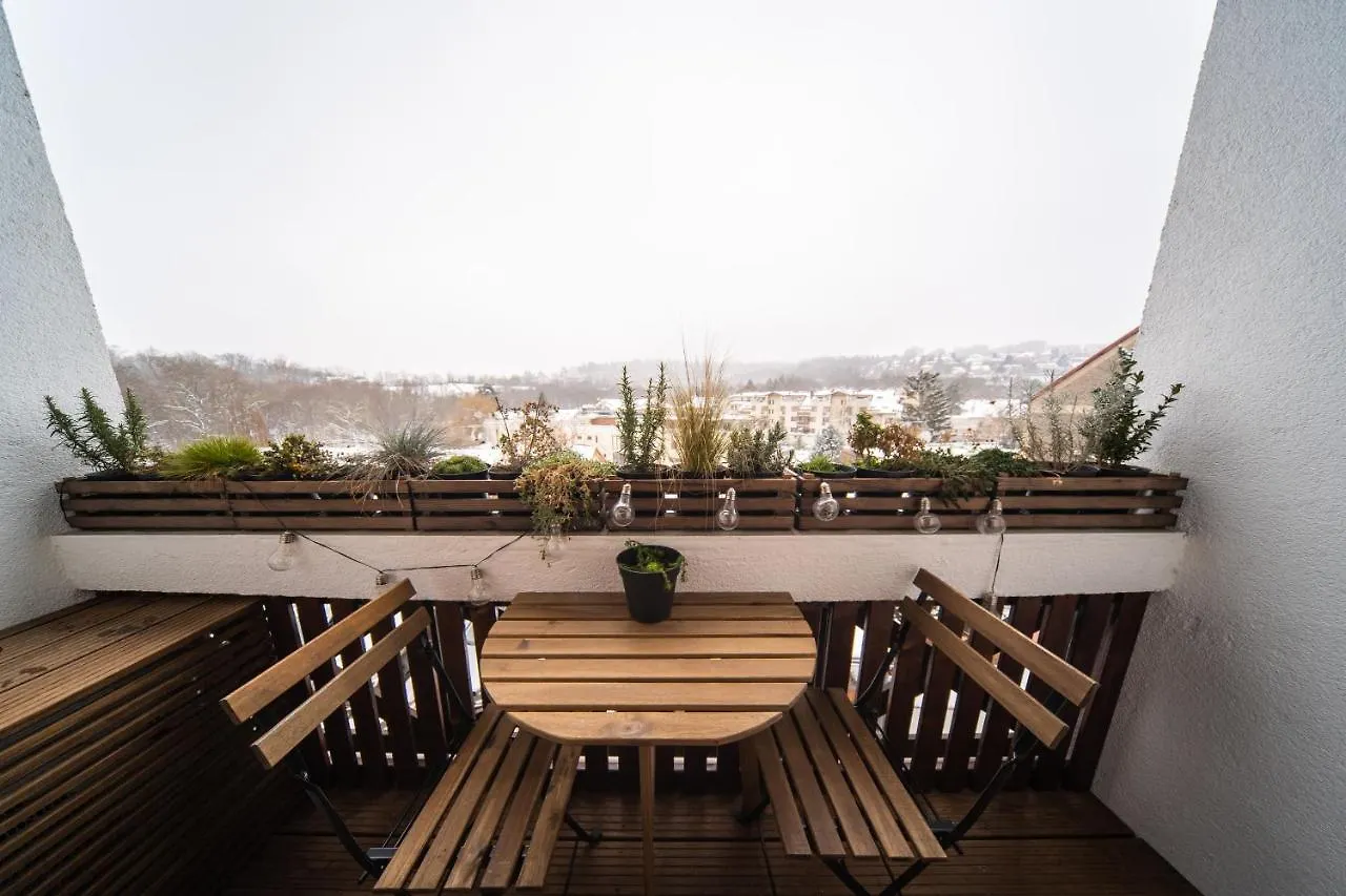 Maly Utulny Byt S Balkonem A Projektorem Prague